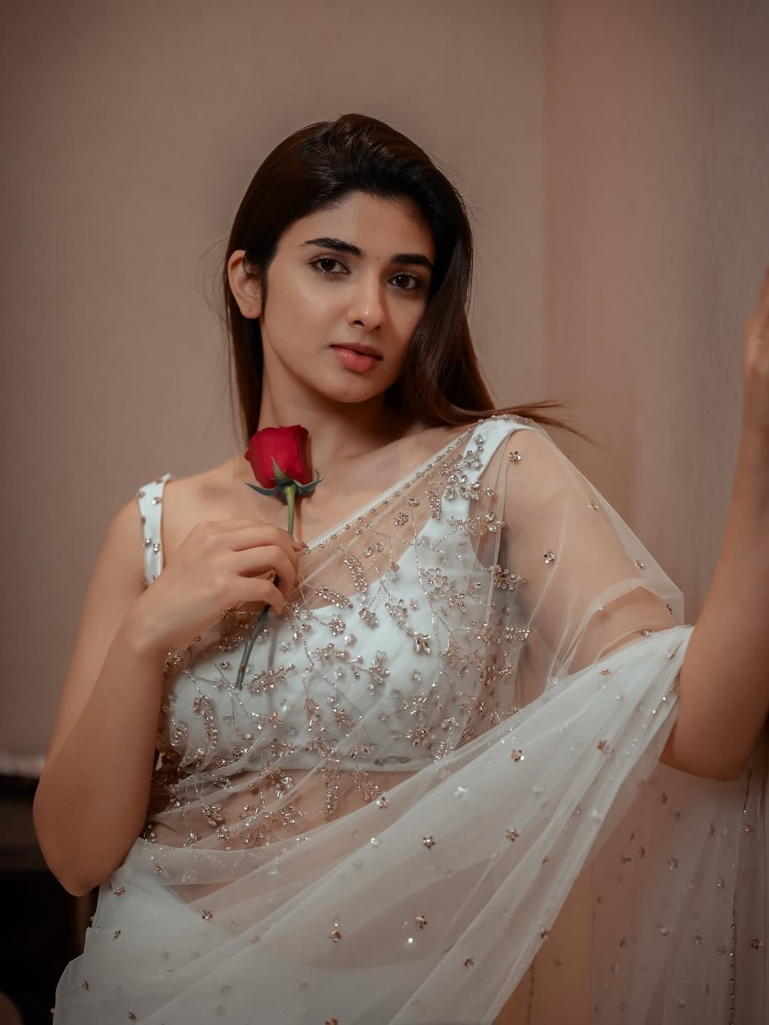 Pragya Nagra Looks Stunning in Elegant White Saree – Latest HD Photos (10)