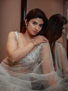Pragya Nagra Looks Stunning in Elegant White Saree – Latest HD Photos (11)