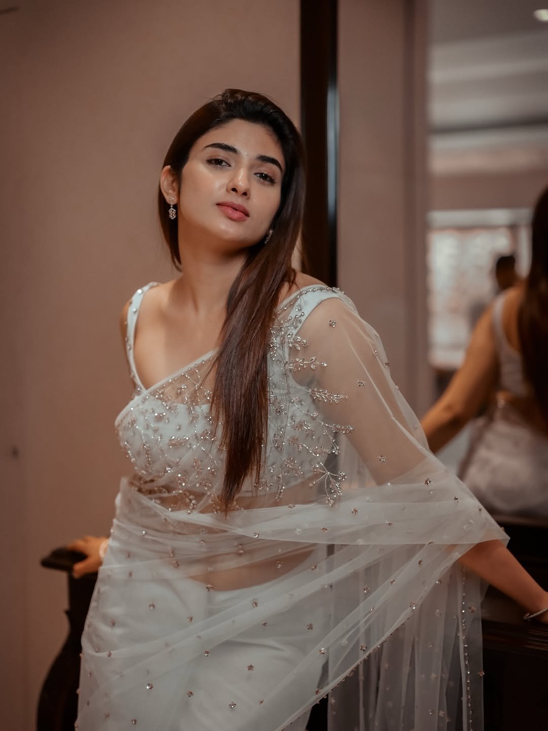 Pragya Nagra Looks Stunning in Elegant White Saree – Latest HD Photos (12)