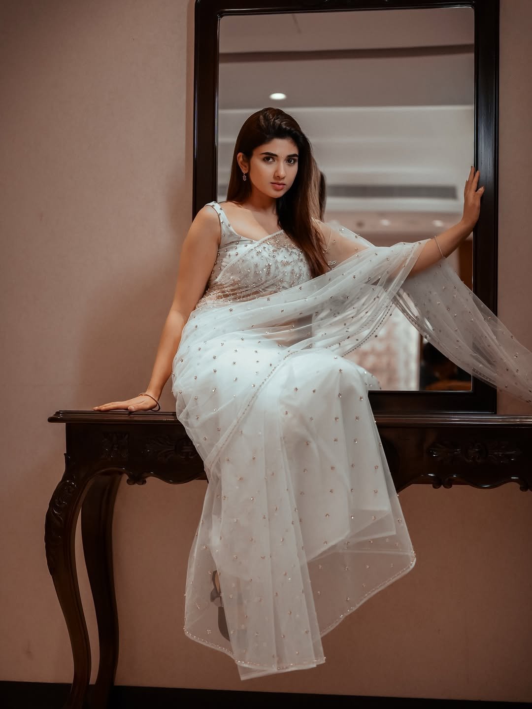 Pragya Nagra Looks Stunning in Elegant White Saree – Latest HD Photos (13)