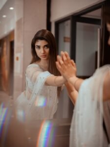 Pragya Nagra Looks Stunning in Elegant White Saree – Latest HD Photos (15)