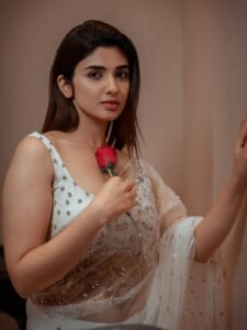 Pragya Nagra Looks Stunning in Elegant White Saree – Latest HD Photos (16)