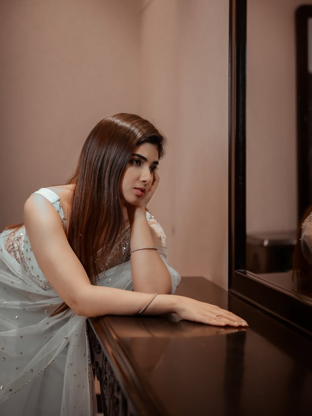 Pragya Nagra Looks Stunning in Elegant White Saree – Latest HD Photos (3)