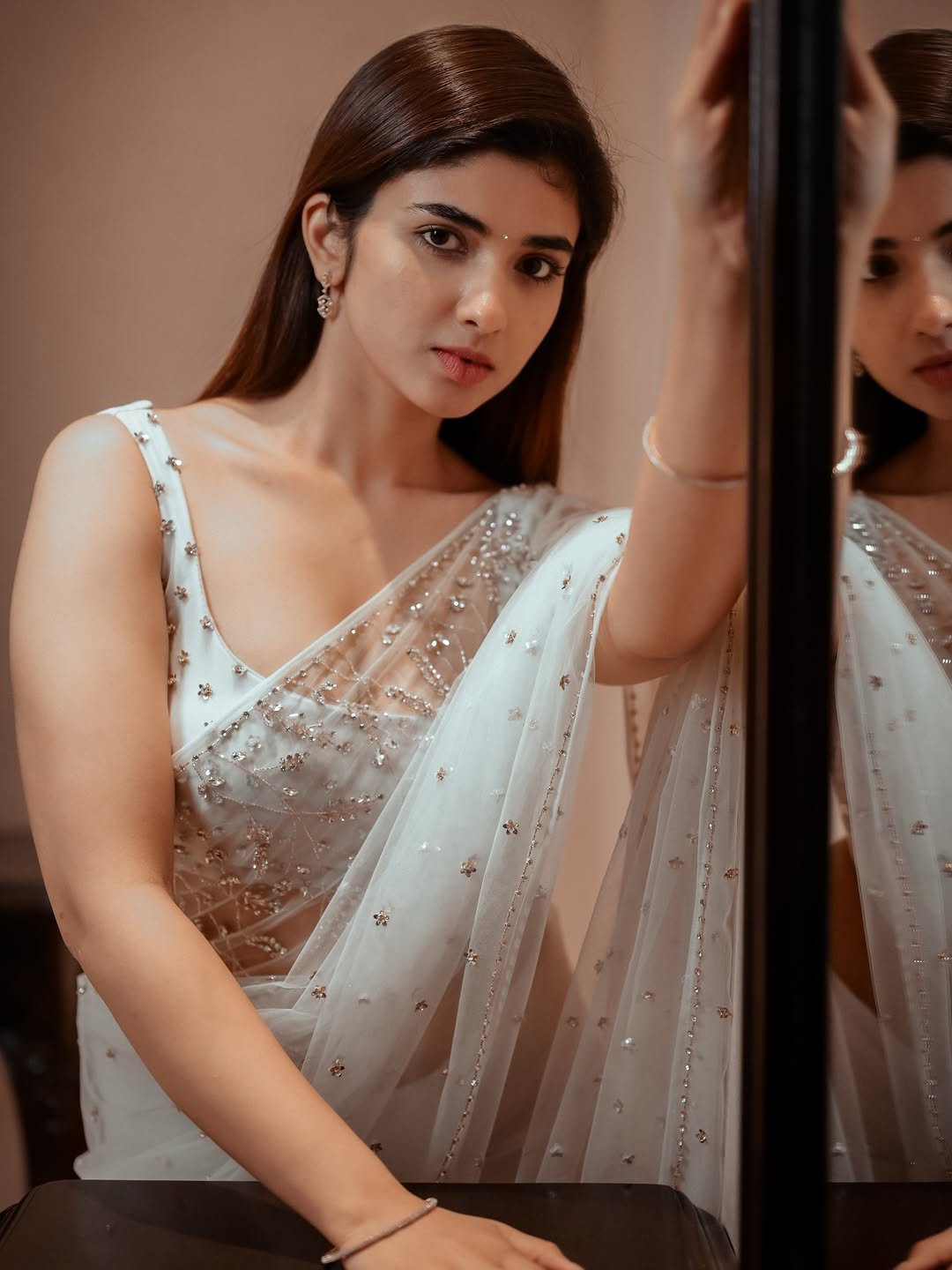 Pragya Nagra Looks Stunning in Elegant White Saree – Latest HD Photos (4)