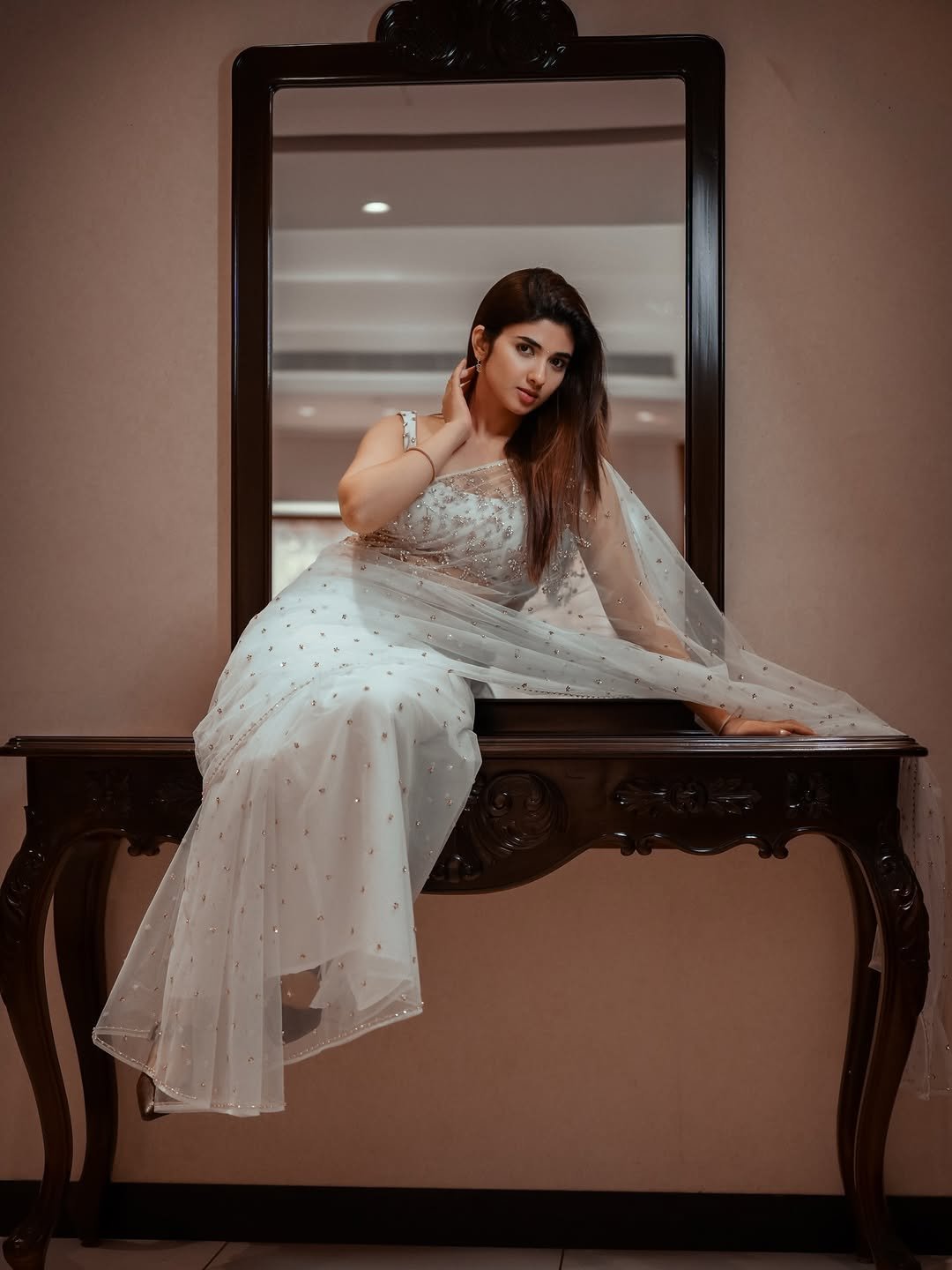 Pragya Nagra Looks Stunning in Elegant White Saree – Latest HD Photos (6)