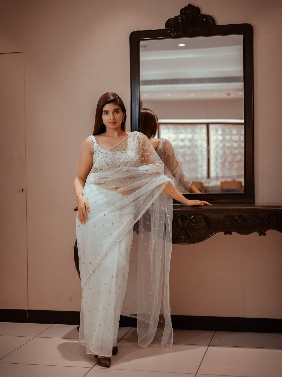 Pragya Nagra Looks Stunning in Elegant White Saree – Latest HD Photos (9)