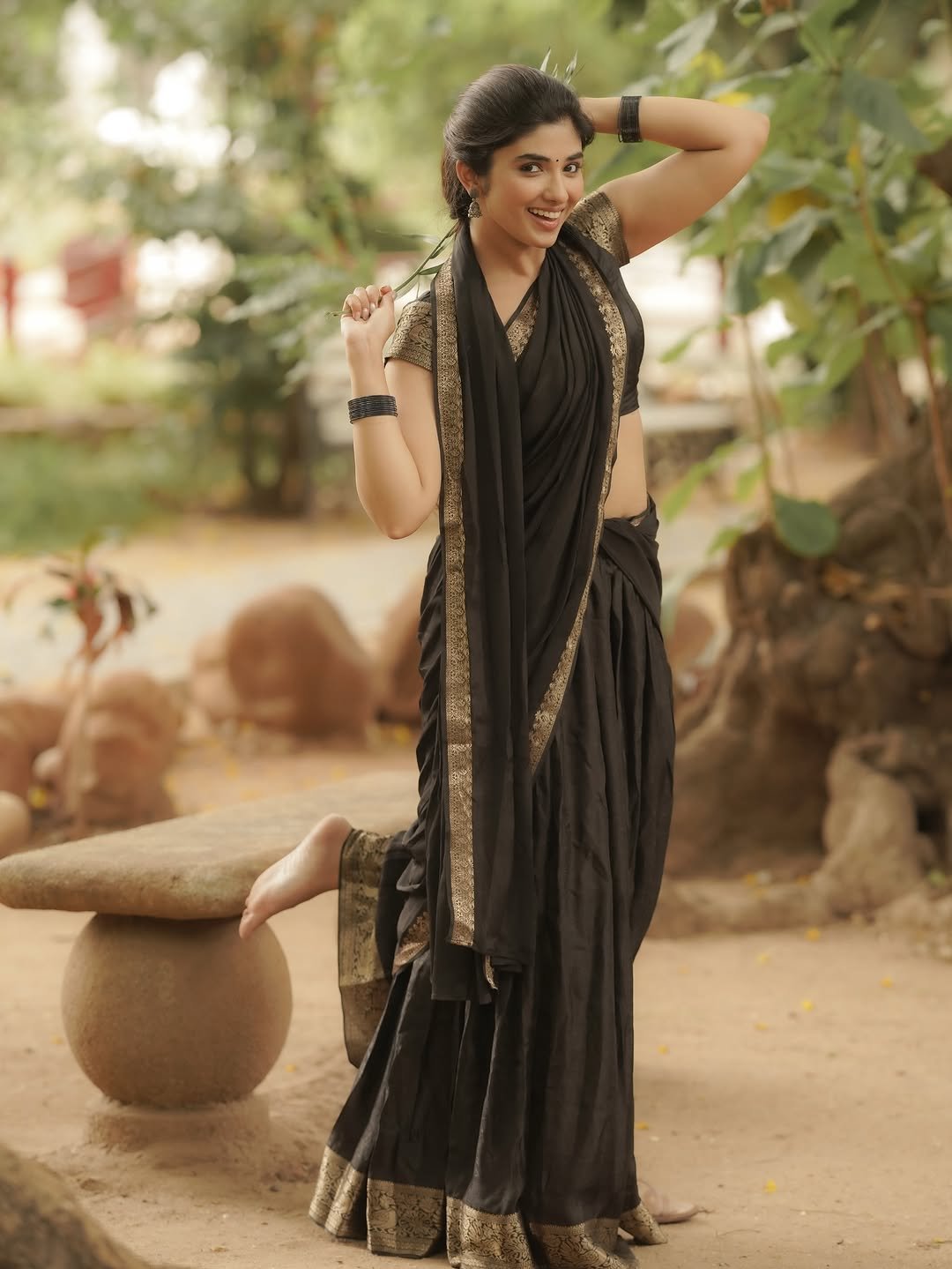Pragya Nagra Stuns in Elegant Black Saree – Latest HD Photos (10)
