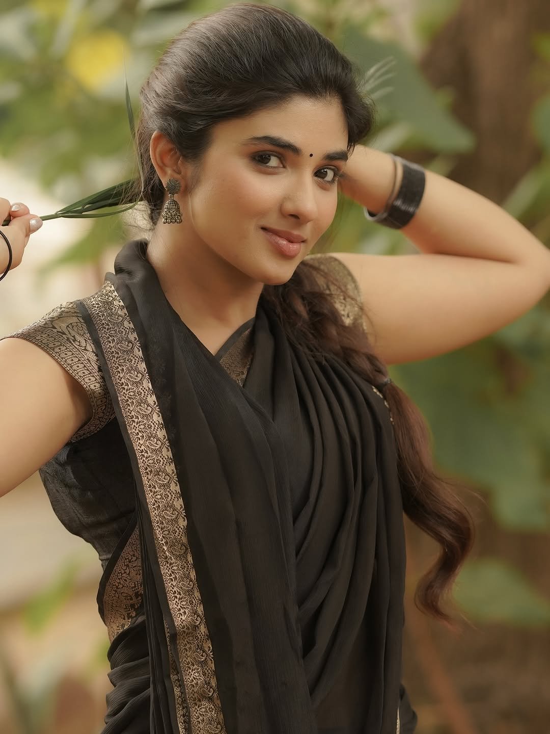 Pragya Nagra Stuns in Elegant Black Saree – Latest HD Photos (11)