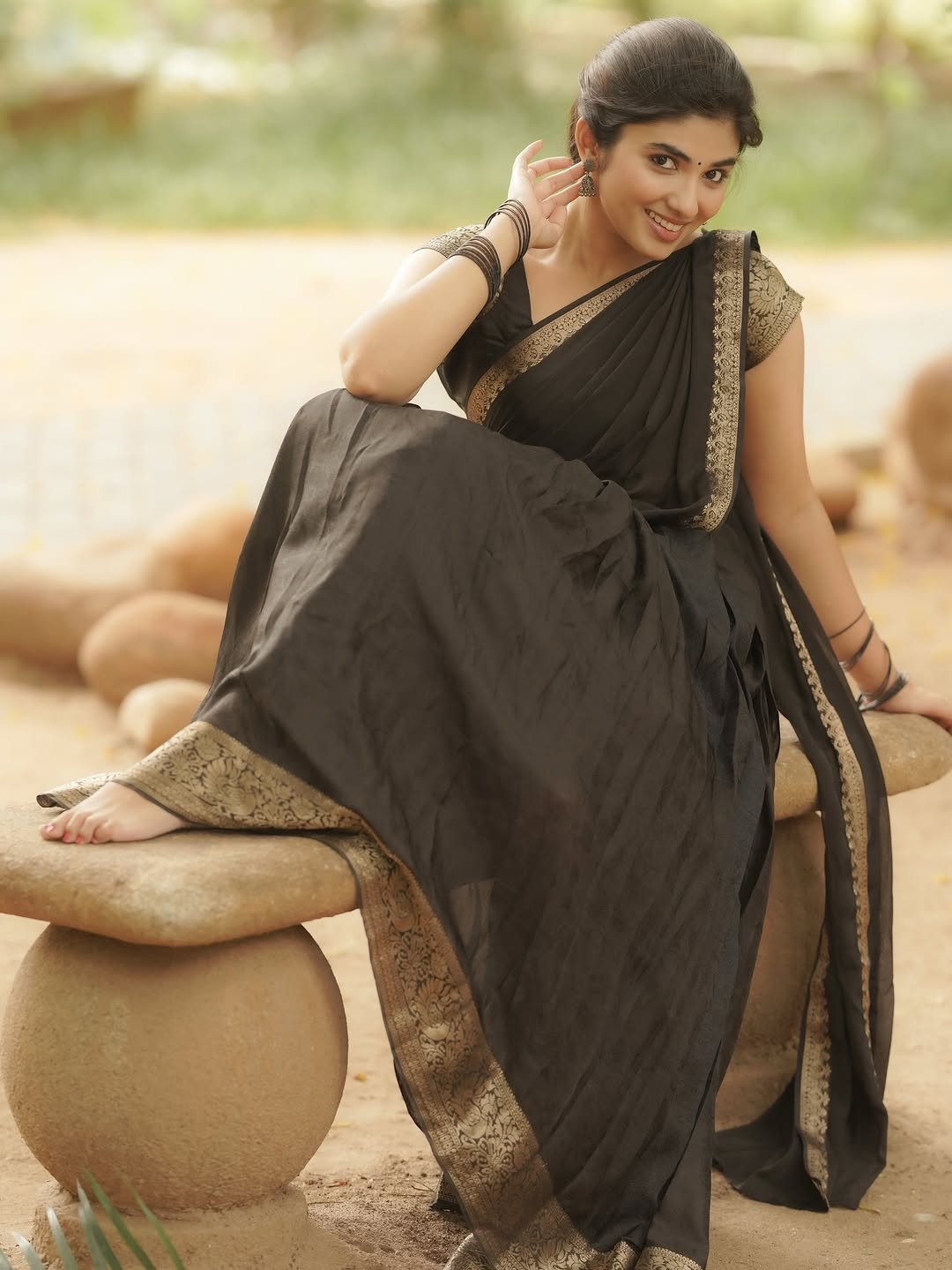 Pragya Nagra Stuns in Elegant Black Saree – Latest HD Photos (12)