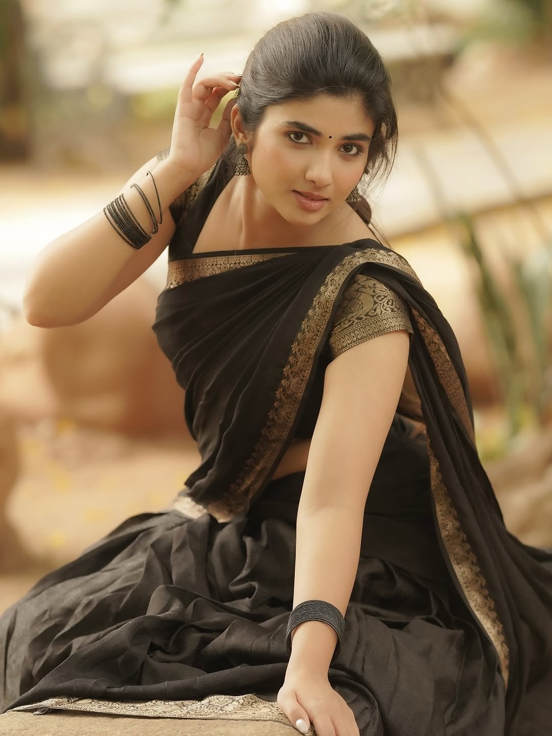 Pragya Nagra Stuns in Elegant Black Saree – Latest HD Photos (17)