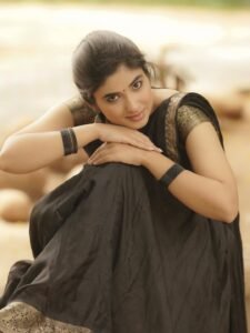 Pragya Nagra Stuns in Elegant Black Saree – Latest HD Photos (19)