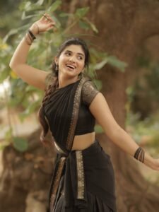 Pragya Nagra Stuns in Elegant Black Saree – Latest HD Photos (2)