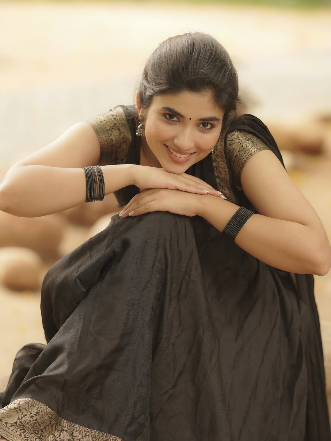 Pragya Nagra Stuns in Elegant Black Saree – Latest HD Photos (3)