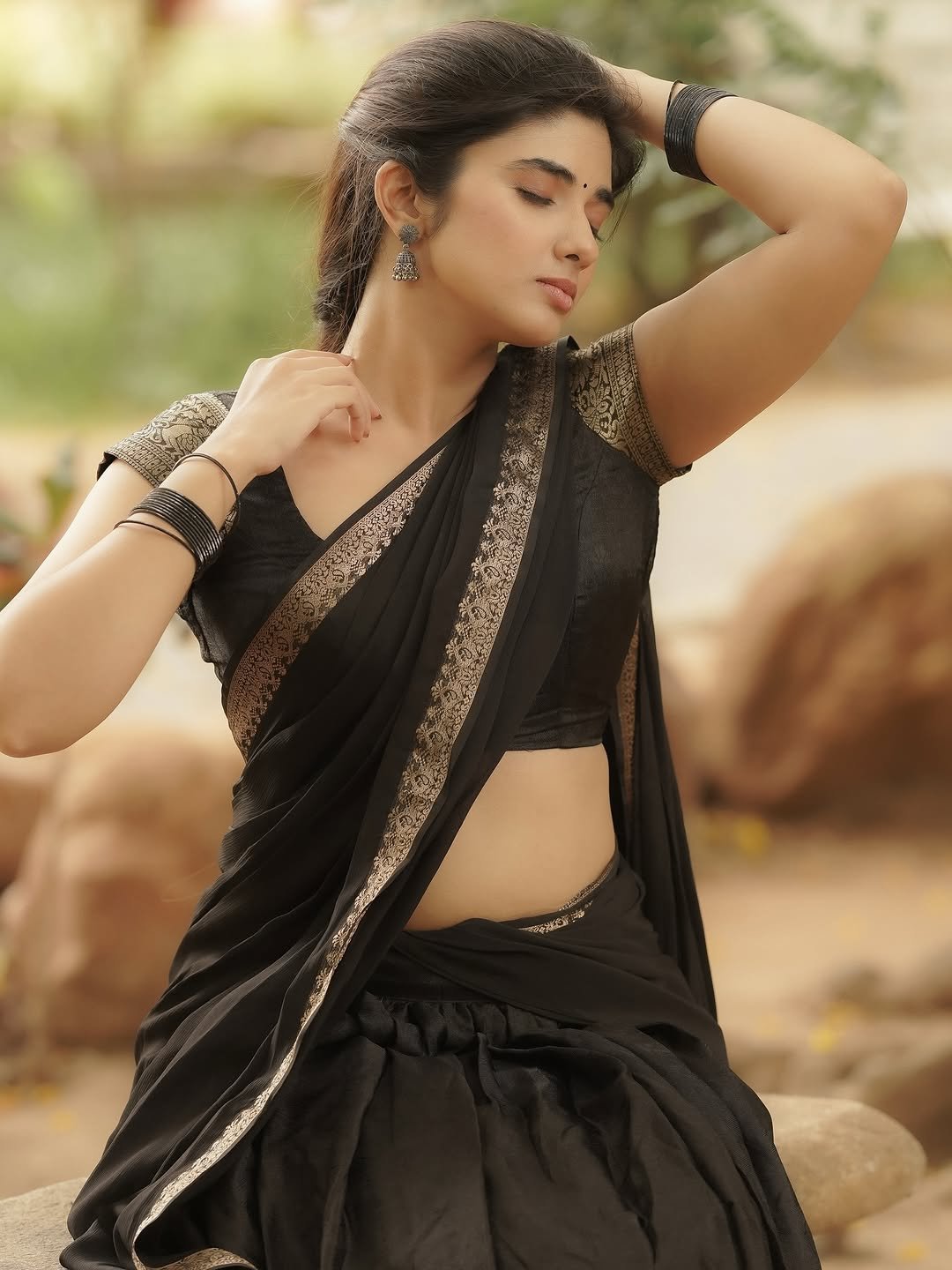 Pragya Nagra Stuns in Elegant Black Saree – Latest HD Photos (4)