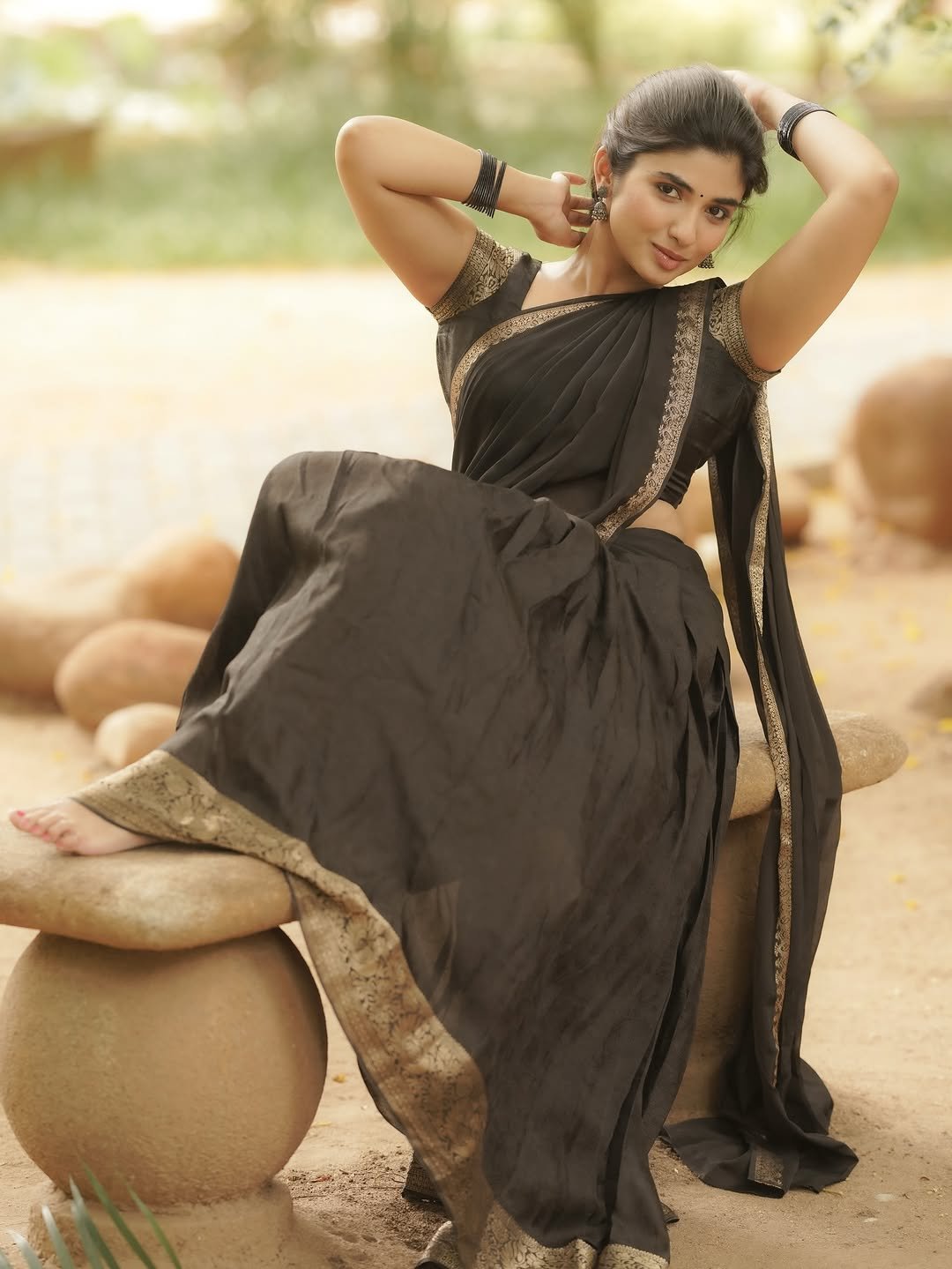 Pragya Nagra Stuns in Elegant Black Saree – Latest HD Photos (7)