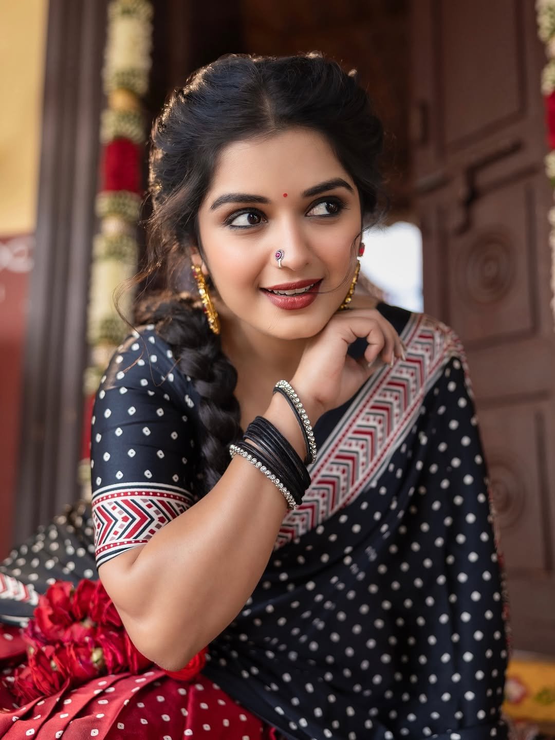 Priyanka Jain Beautiful Black Saree Traditional Look HD Images beautiful outfit images
