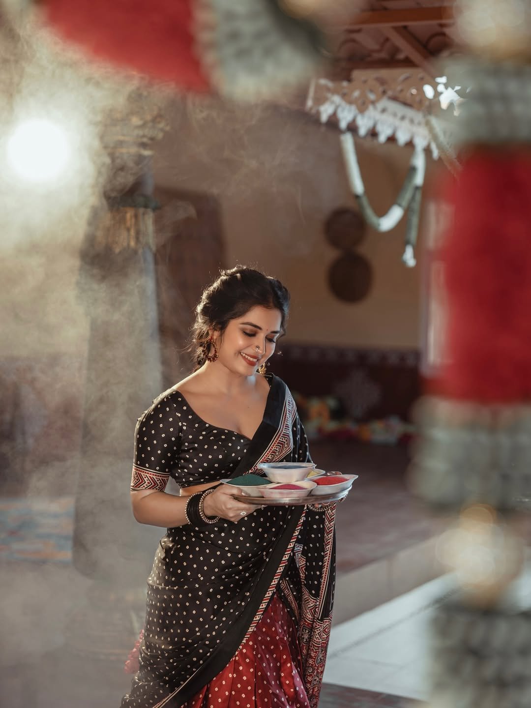 Priyanka Jain Beautiful Black Saree Traditional Look HD Images (10)