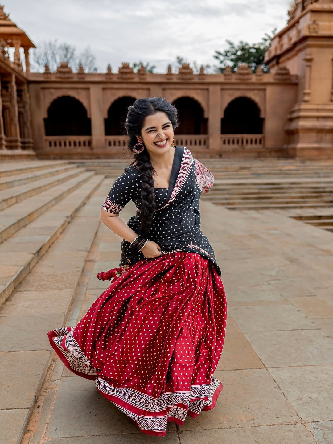 Priyanka Jain Beautiful Black Saree Traditional Look HD Images (11)