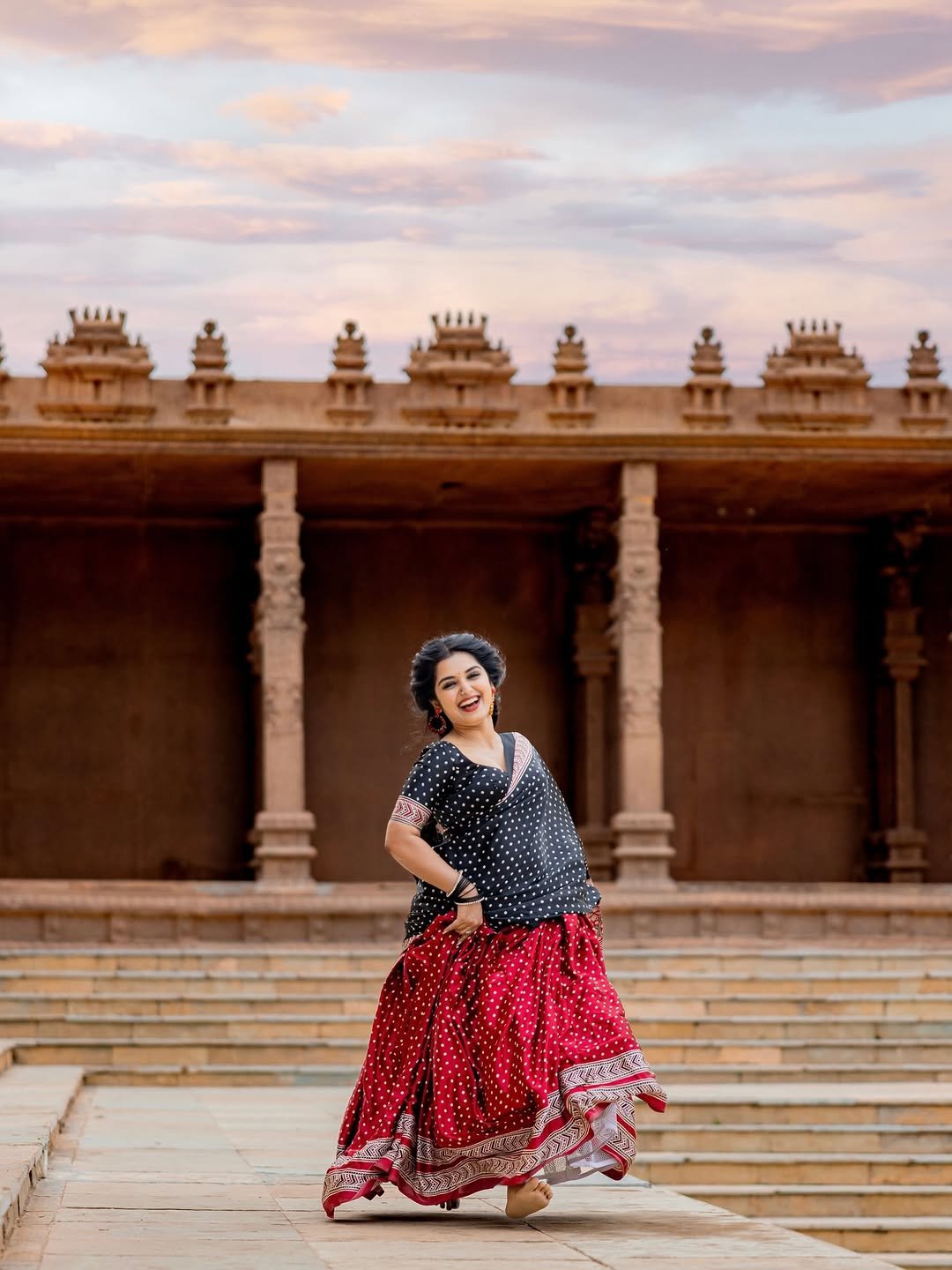 Priyanka Jain Beautiful Black Saree Traditional Look HD Images (14)