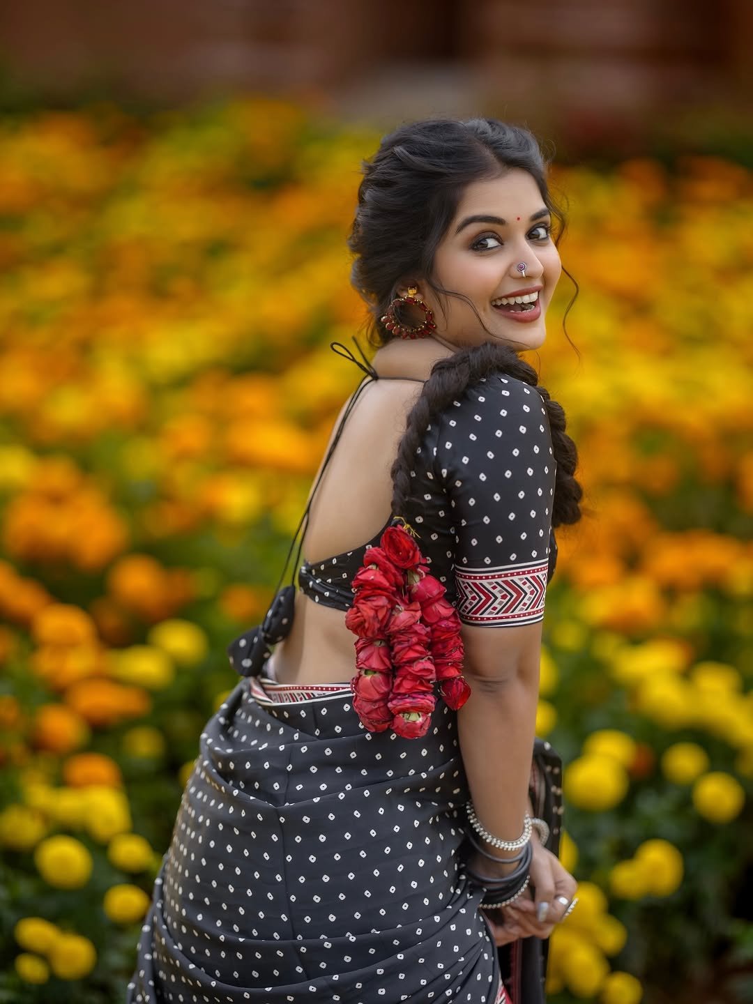 Priyanka Jain Beautiful Black Saree Traditional Look HD Images (15)