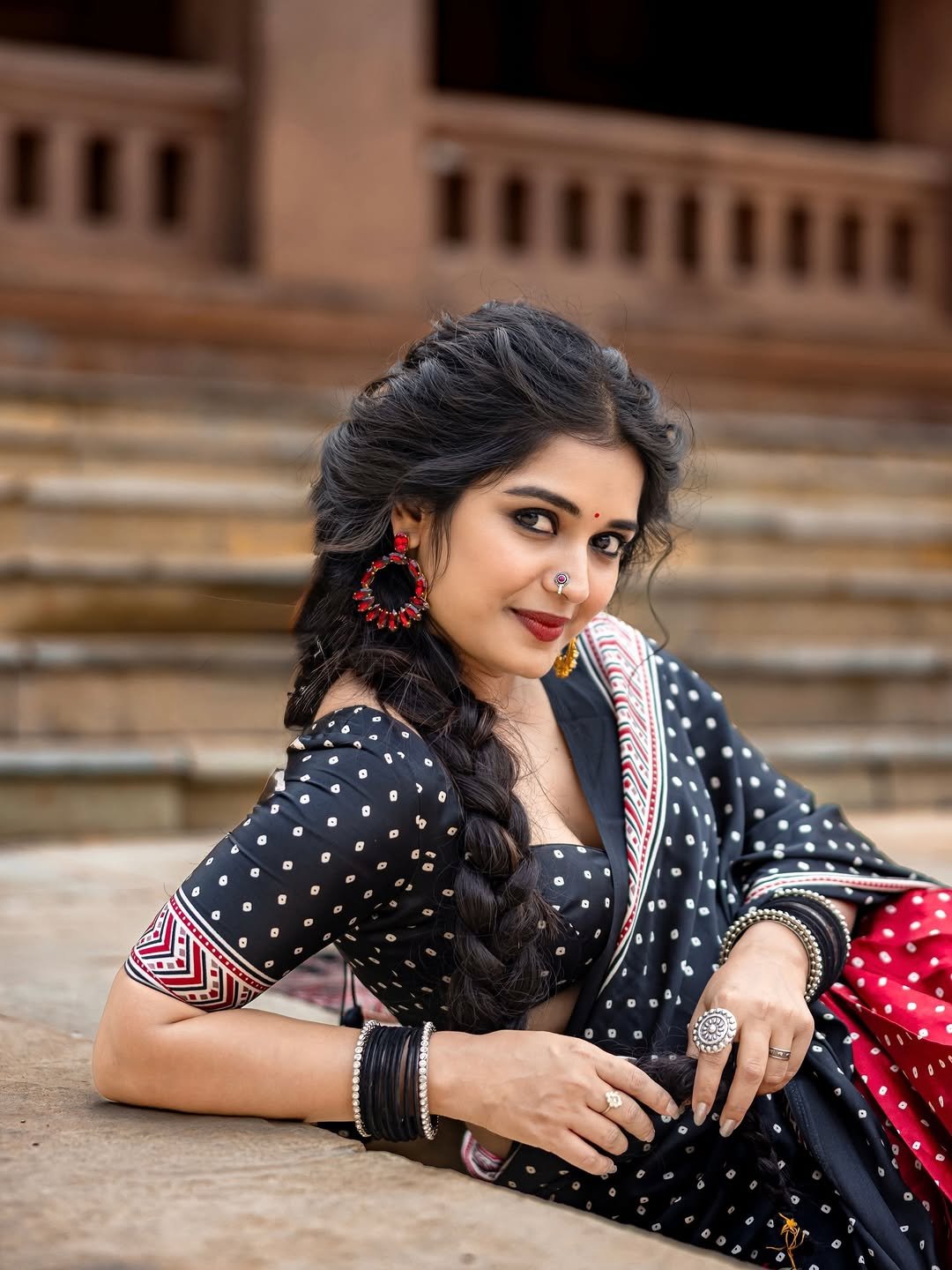 Priyanka Jain Beautiful Black Saree Traditional Look HD Images (16)