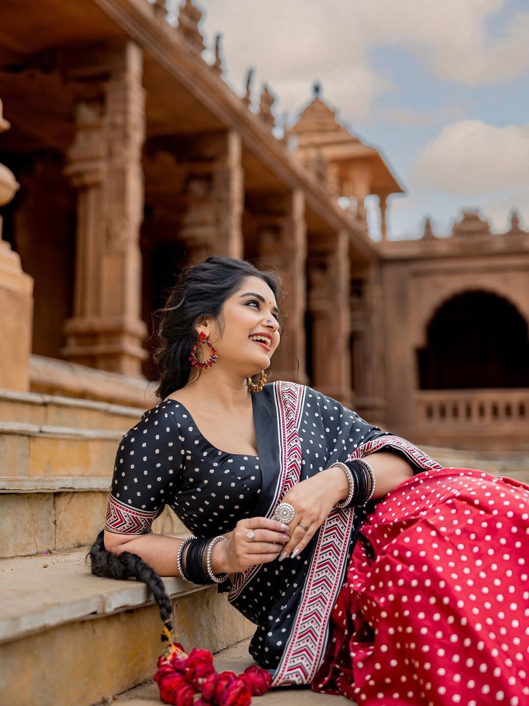Priyanka Jain Beautiful Black Saree Traditional Look HD Images (17)
