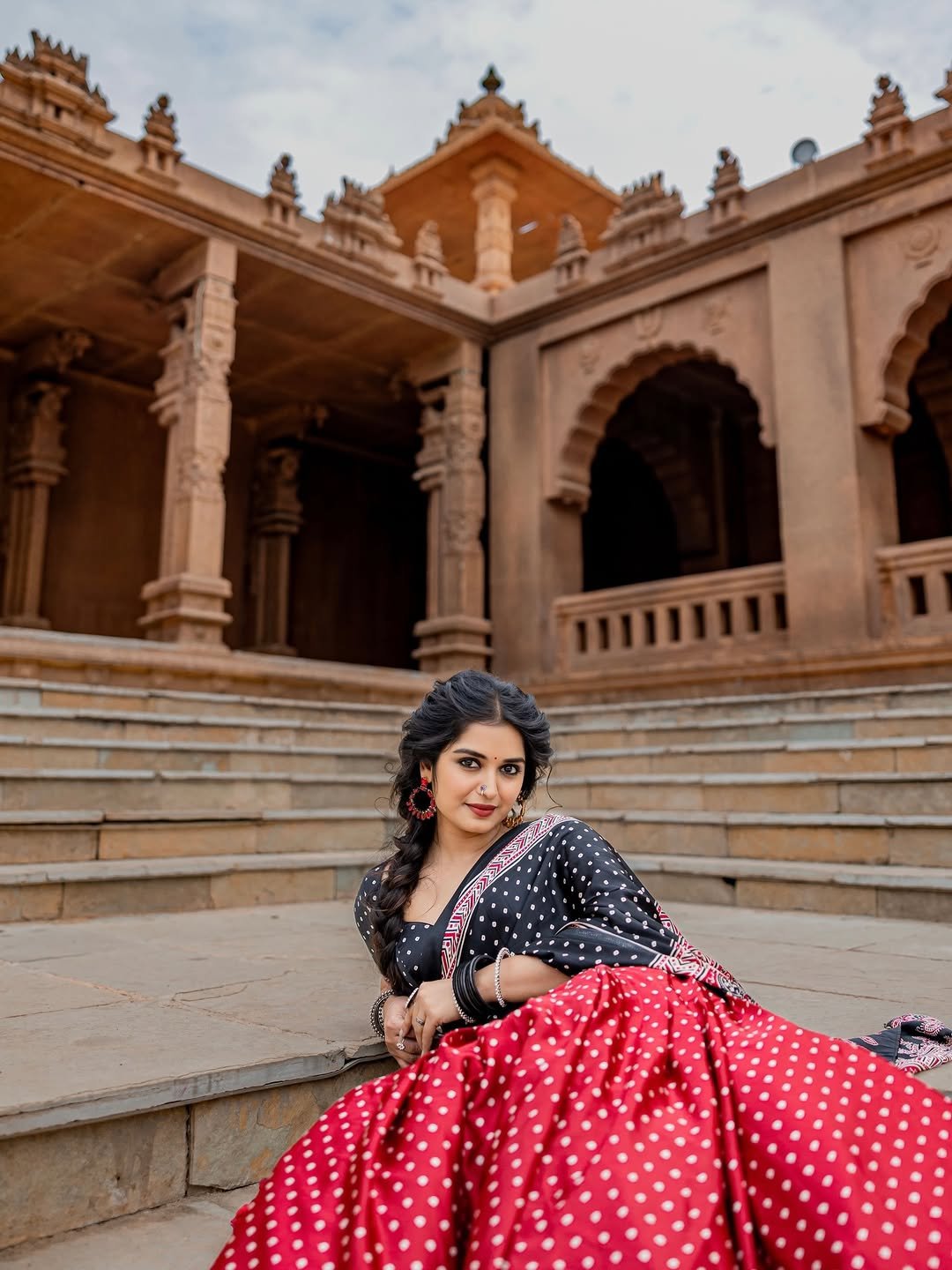 Priyanka Jain Beautiful Black Saree Traditional Look HD Images (18)