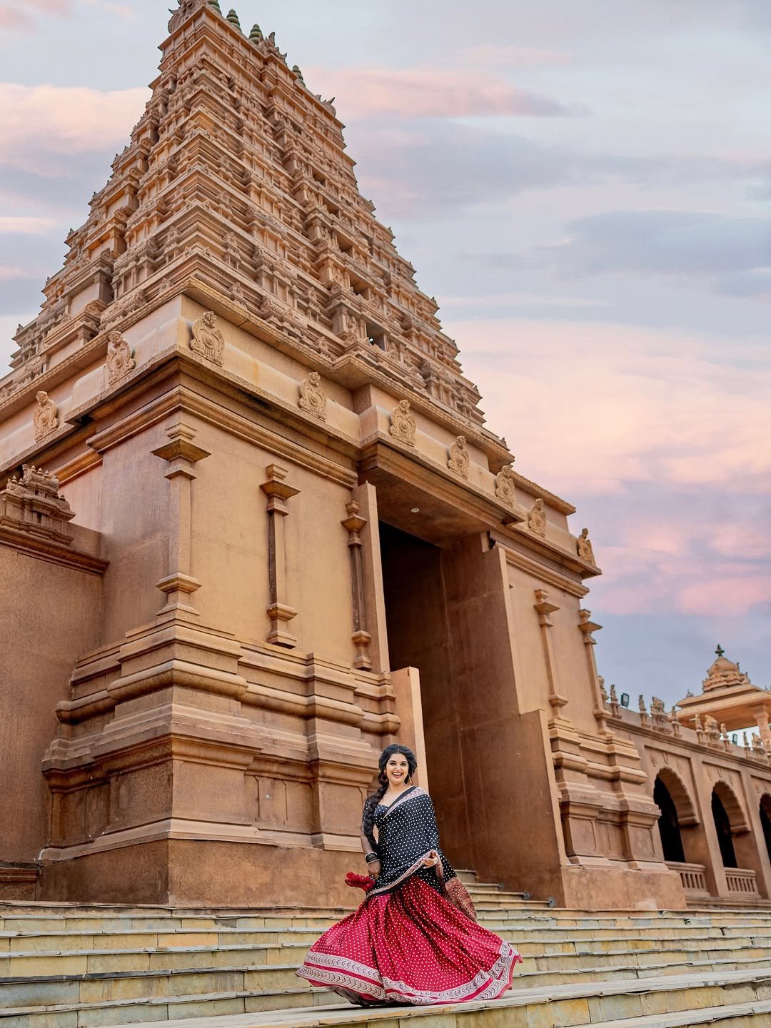 Priyanka Jain Beautiful Black Saree Traditional Look HD Images (19)