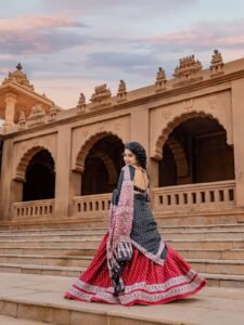 Priyanka Jain Beautiful Black Saree Traditional Look HD Images stunning fashion look