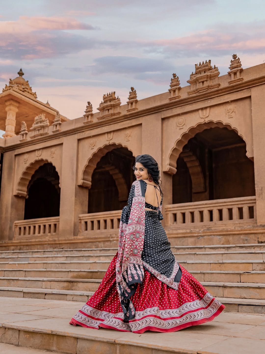 Priyanka Jain Beautiful Black Saree Traditional Look HD Images (2)
