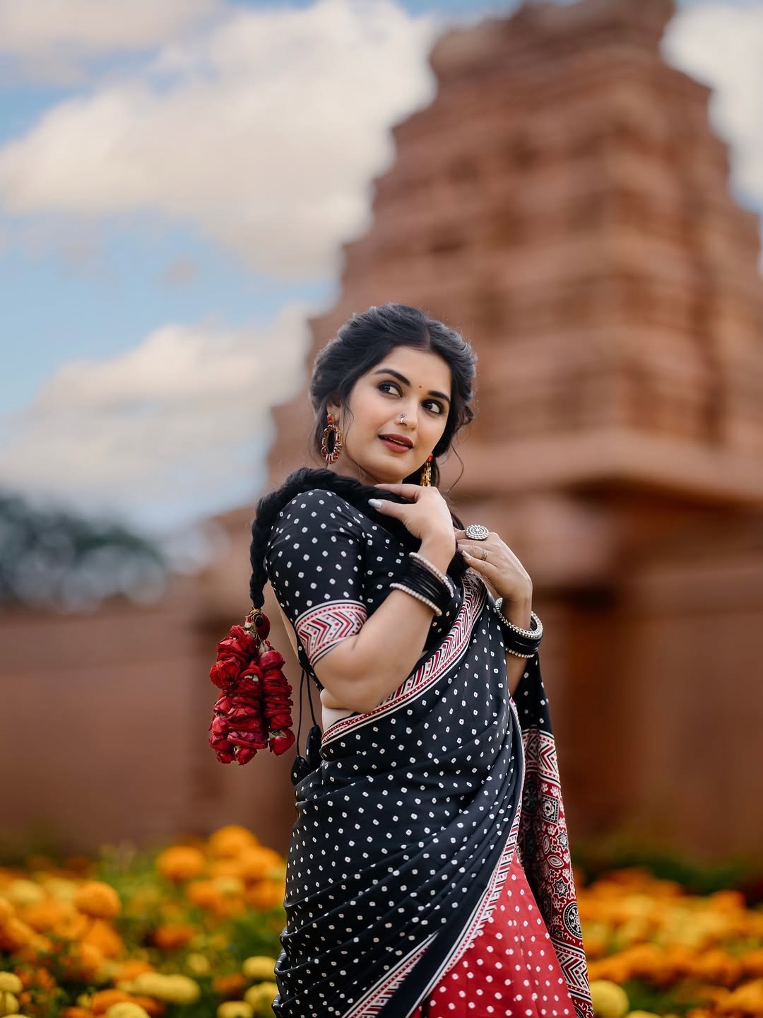 Priyanka Jain Beautiful Black Saree Traditional Look HD Images (4)