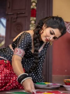 Priyanka Jain Beautiful Black Saree Traditional Look HD Images beautiful outfit images