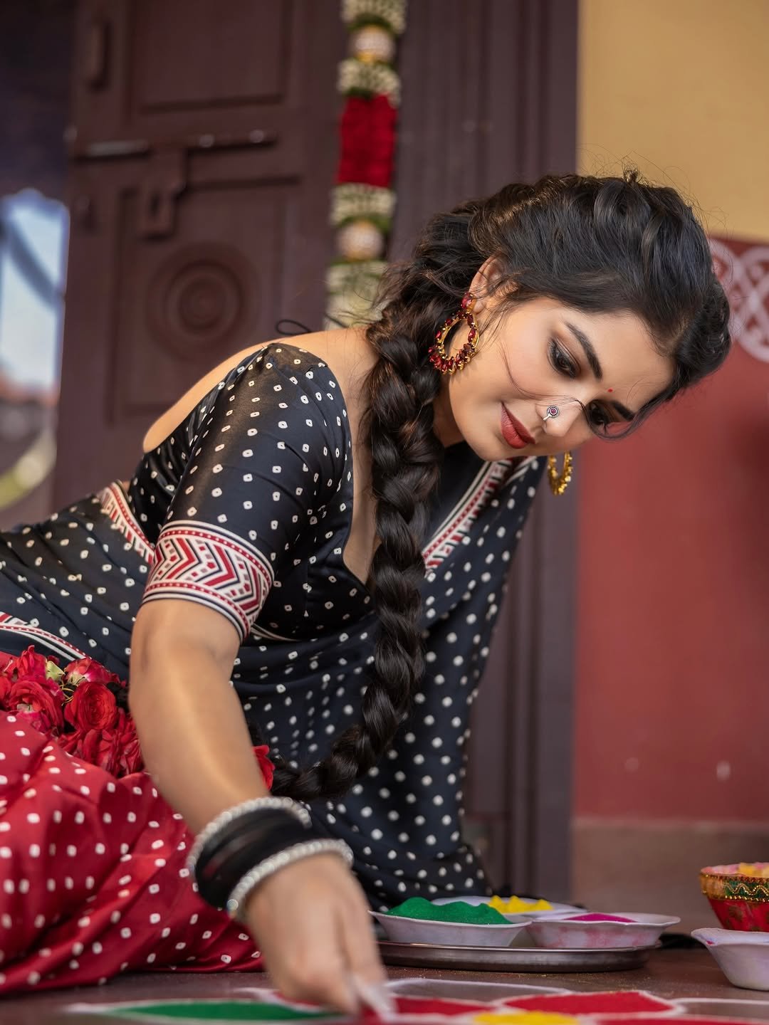 Priyanka Jain Beautiful Black Saree Traditional Look HD Images (5)