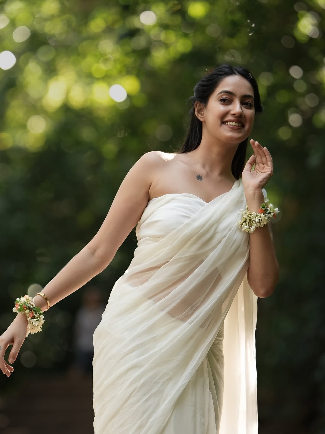 Rashmi Looks Stunning in White Saree – Latest Beautiful Photos (1)