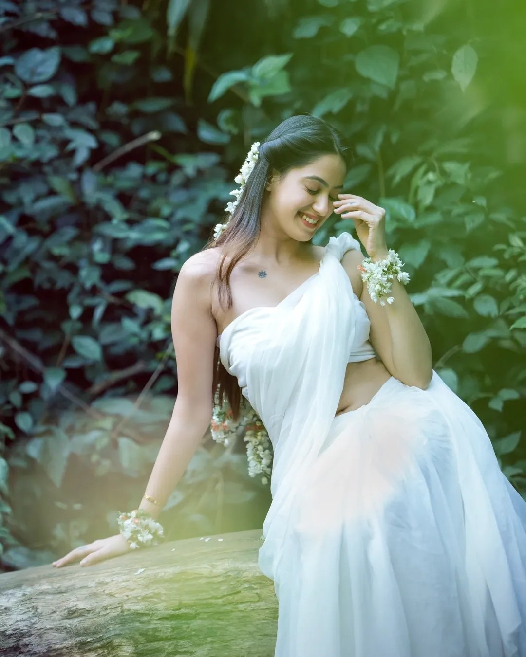 Rashmi Looks Stunning in White Saree – Latest Beautiful Photos (11)