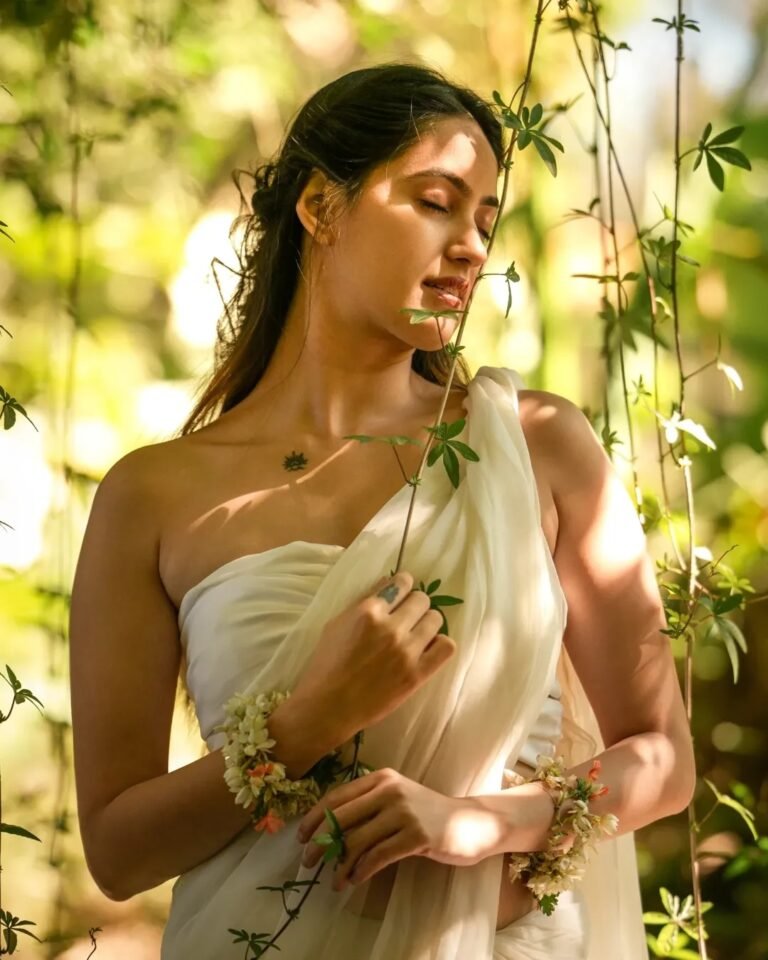 Rashmi Looks Stunning in White Saree – Latest Beautiful Photos (12)