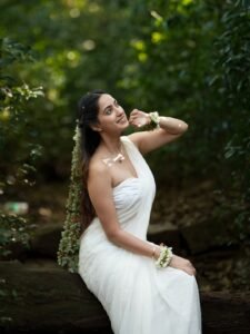 Rashmi Looks Stunning in White Saree – Latest Beautiful Photos (14)