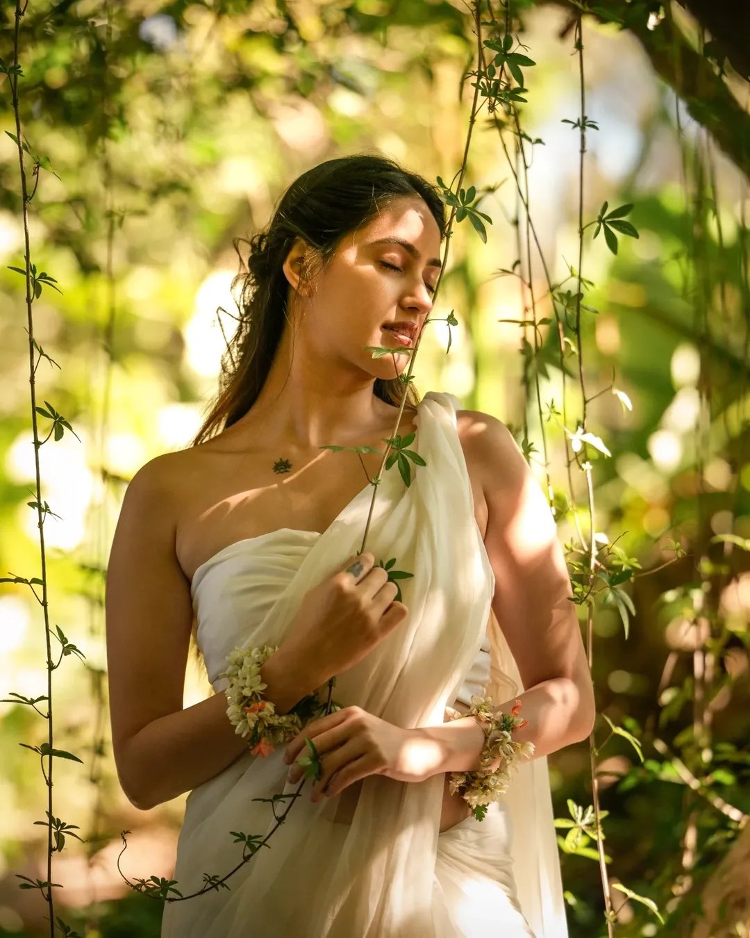 Rashmi Looks Stunning in White Saree – Latest Beautiful Photos (15)