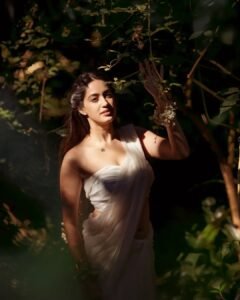 Rashmi Looks Stunning in White Saree – Latest Beautiful Photos (16)