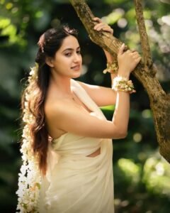 Rashmi Looks Stunning in White Saree – Latest Beautiful Photos (2)