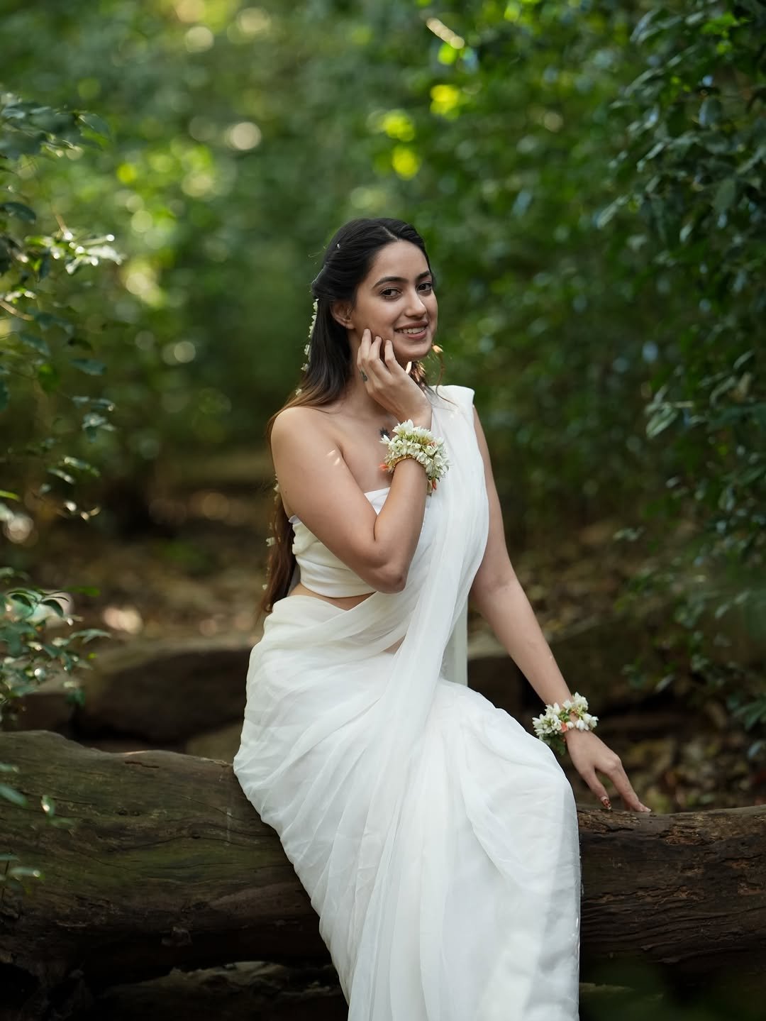 Rashmi Looks Stunning in White Saree – Latest Beautiful Photos (3)