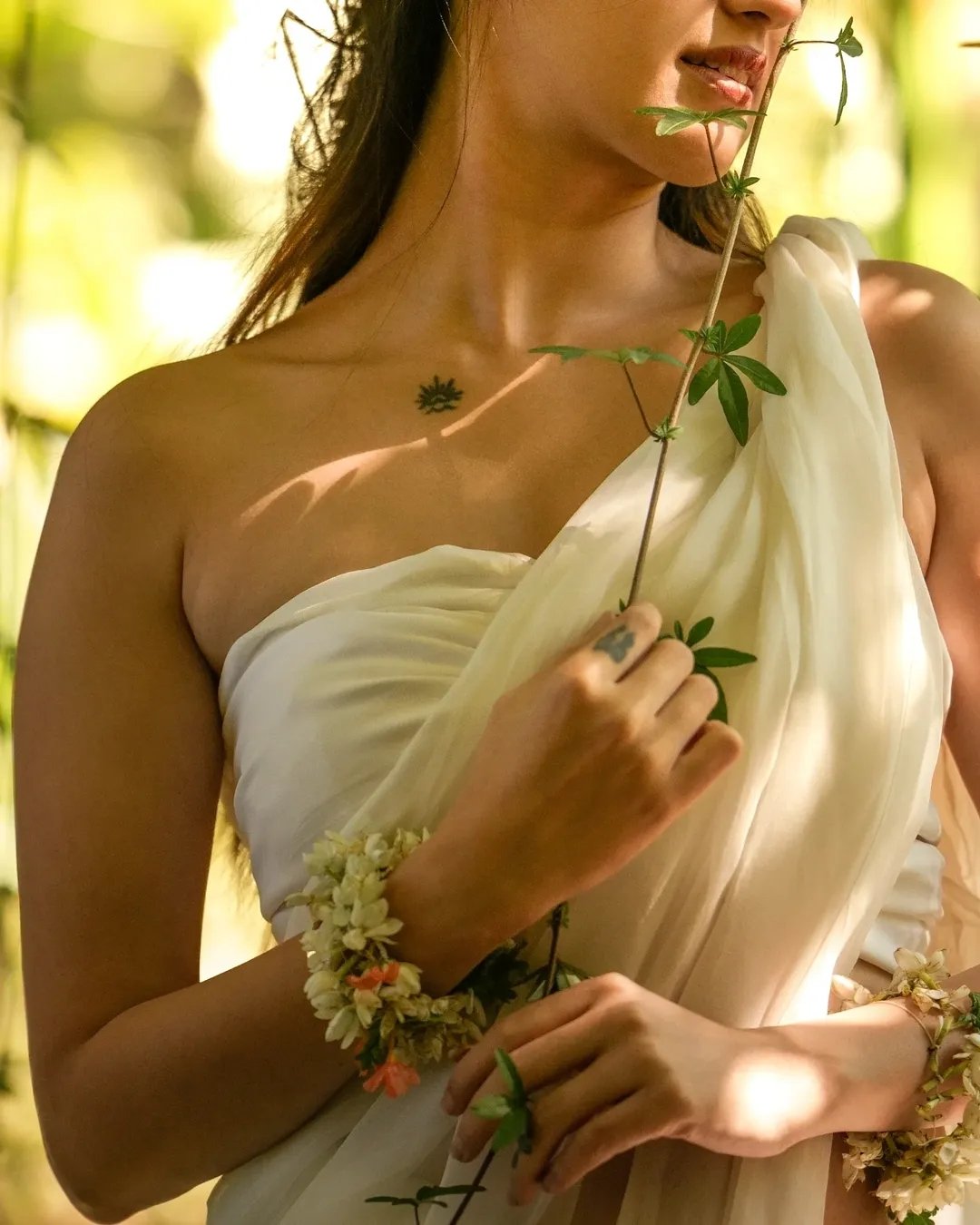 Rashmi Looks Stunning in White Saree – Latest Beautiful Photos (4)