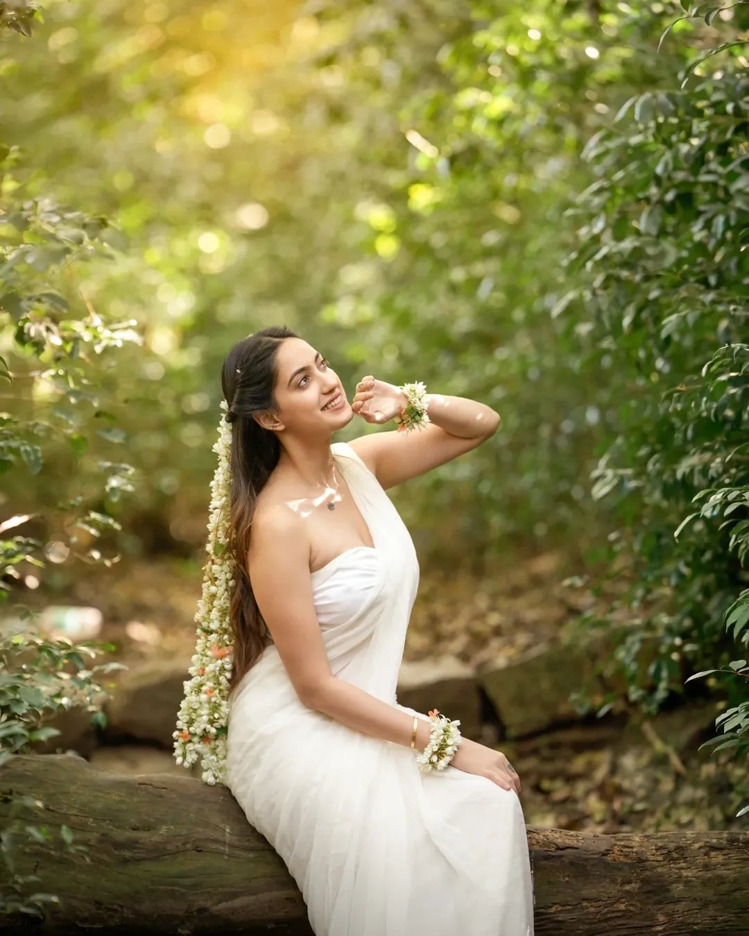 Rashmi Looks Stunning in White Saree – Latest Beautiful Photos (5)