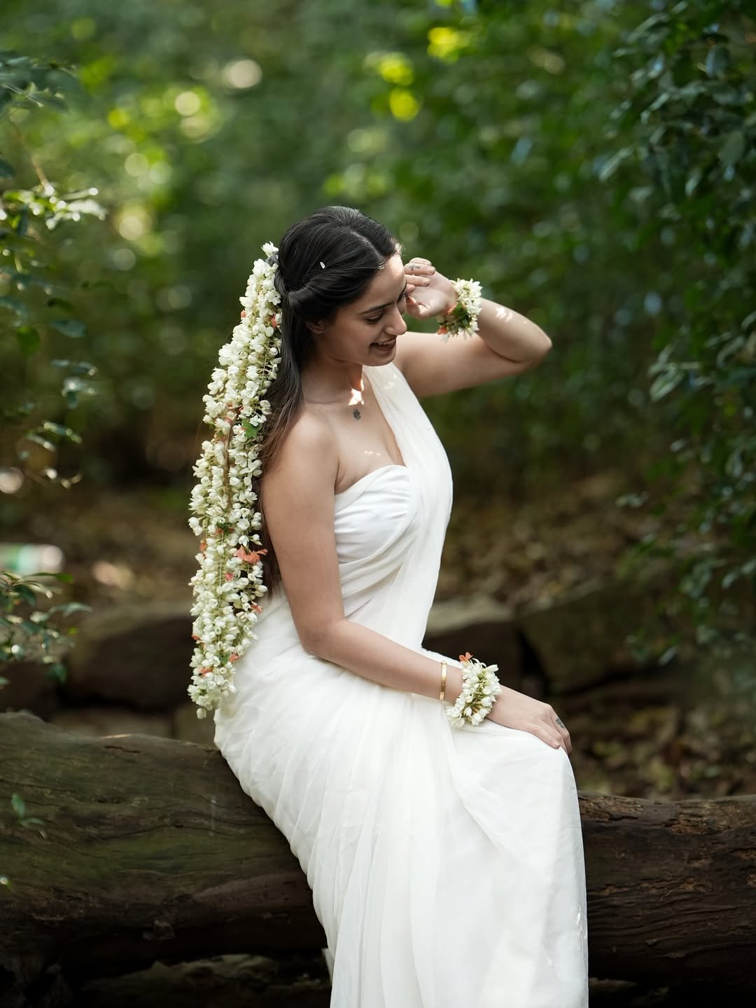 Rashmi Looks Stunning in White Saree – Latest Beautiful Photos (6)