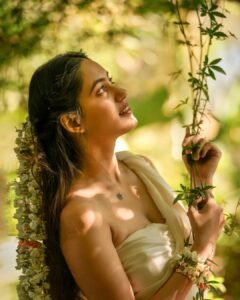 Rashmi Looks Stunning in White Saree – Latest Beautiful Photos (7)