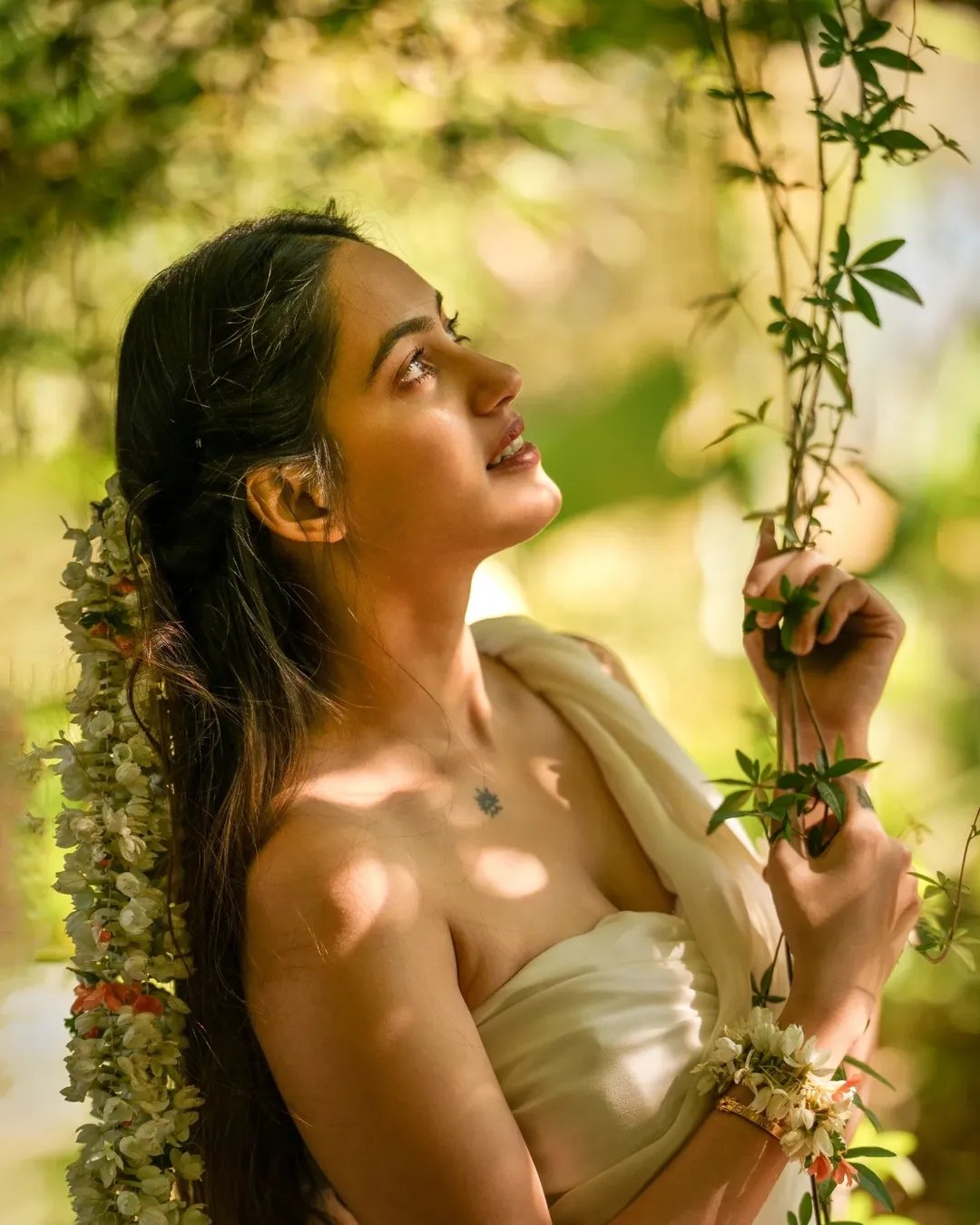 Rashmi Looks Stunning in White Saree – Latest Beautiful Photos (7)