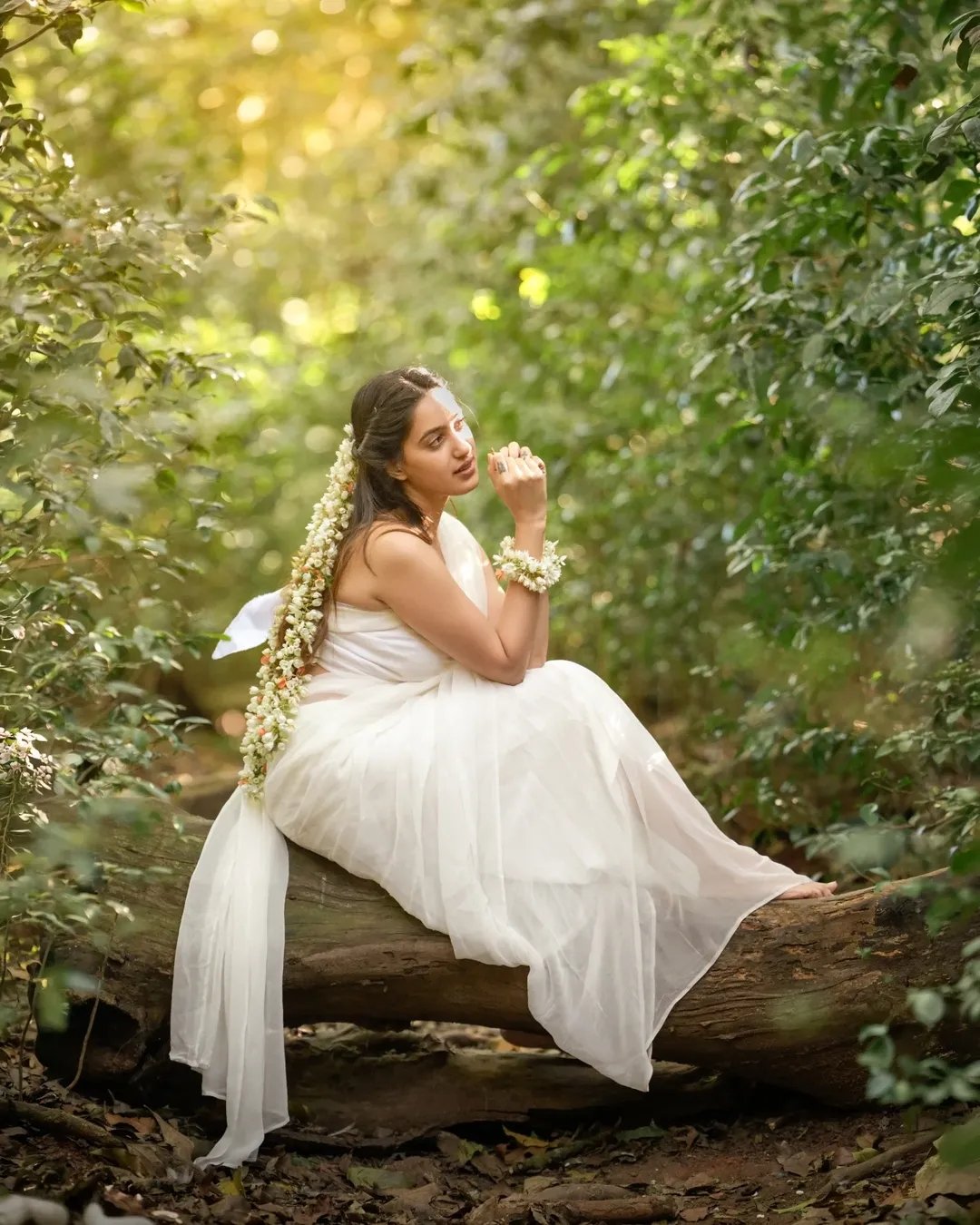 Rashmi Looks Stunning in White Saree – Latest Beautiful Photos (8)