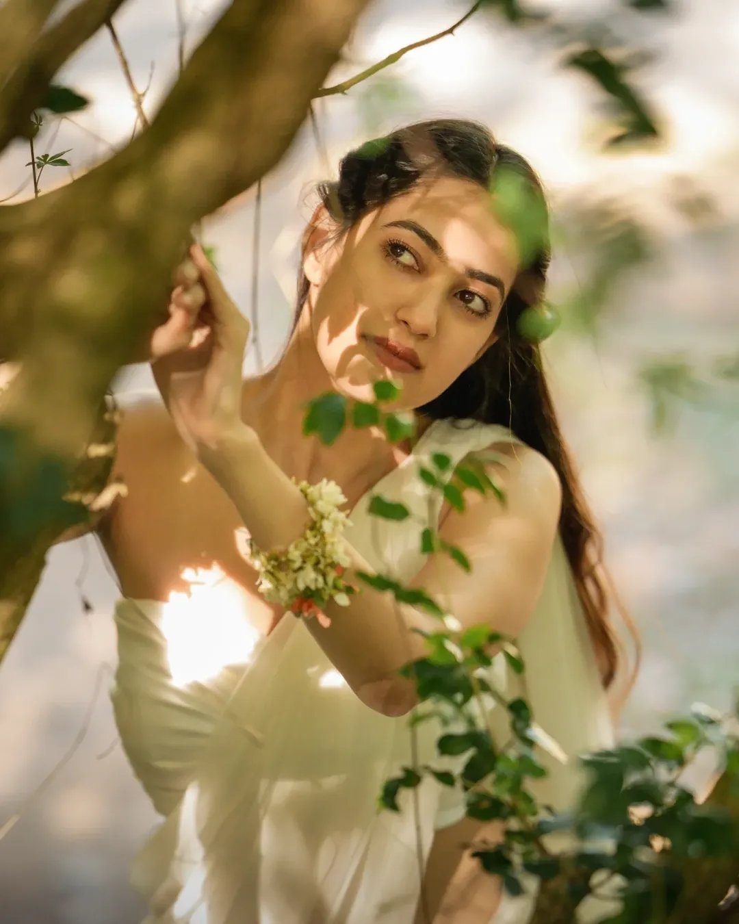 Rashmi Looks Stunning in White Saree – Latest Beautiful Photos (9)