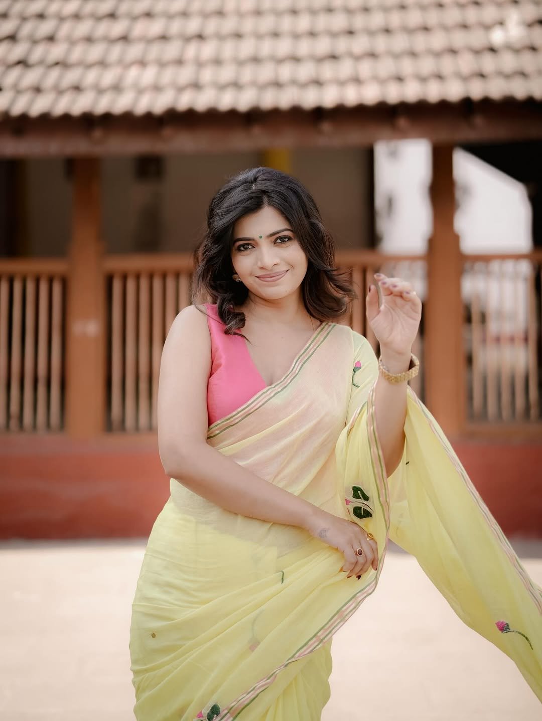 Ruchira Jadhav Looks Stunning in Yellow Saree – Latest HD Photos (1)
