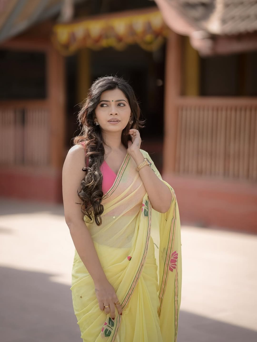 Ruchira Jadhav Looks Stunning in Yellow Saree – Latest HD Photos (11)